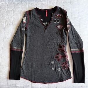 Alp N Rock CUSTOM Stowe Vermont Charcoal and Black Embroidered Henley